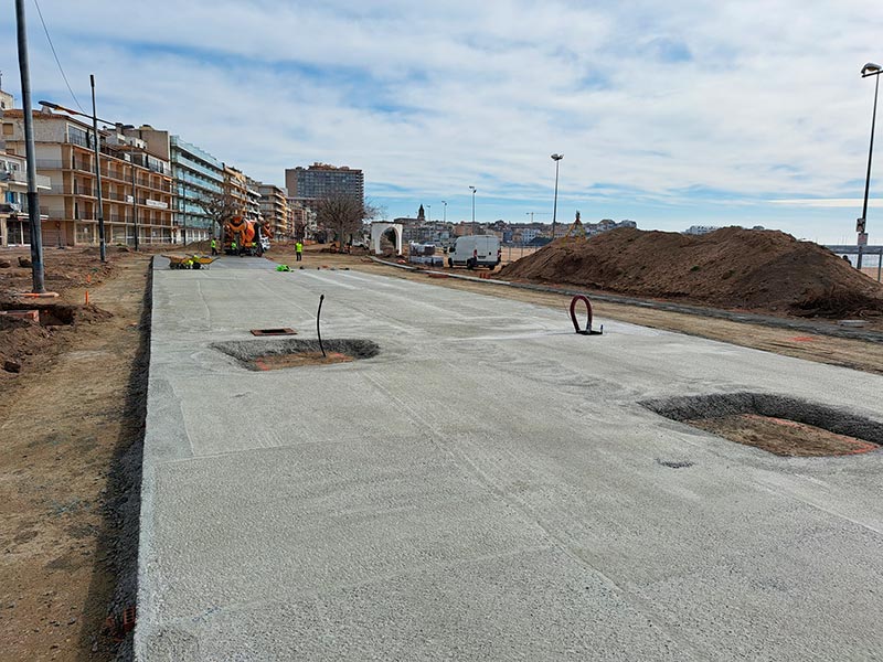 Feines de pavimentació al primer tram del passeig del Mar. (Foto: Ajuntament de Palamós).