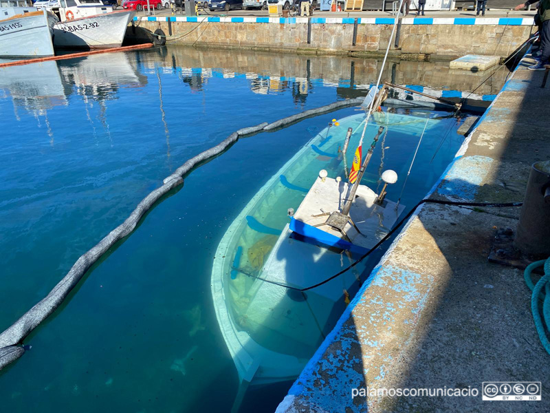 Barreres de contenció al voltant de la barca enfonsada per controlar el vessament de gasoil del dipòsit.