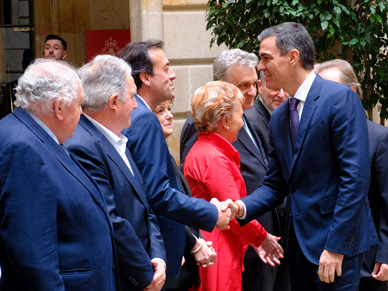 Pol Fages, president de la Cambra de Comerç de Palamós, saludant al president del govern, Pedro Sánchez. (Foto: Cambra de Comerç de Palamós).