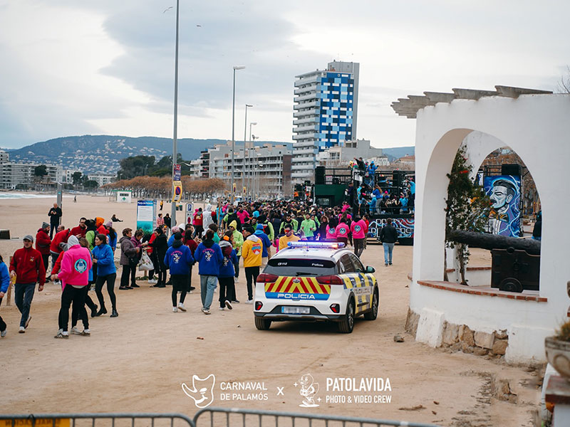 Un vehicle de la Policia Local, durant la despertá del divendres de Carnaval de l'any passat. (Foto: Carnaval de Palamós / PatóLaVida).
