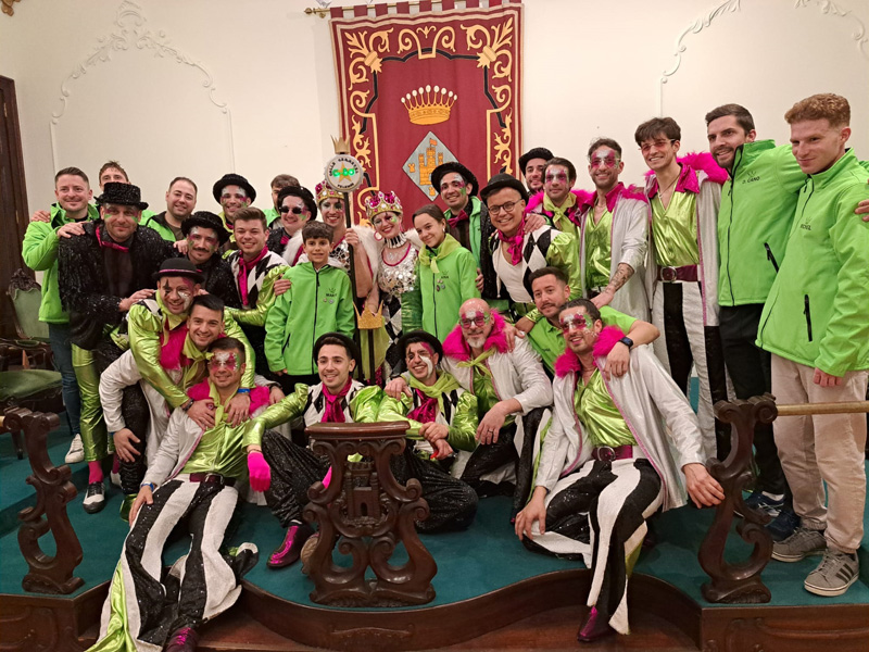 El Carnestoltes i la Reina amb la colla G-80, ahir a l'Ajuntament. (Foto: Ajuntament de Palamós).