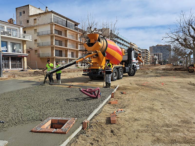 Operaris fent feines de pavimentació al paseig del Mar, la passada setmana. (Foto: Ajuntament de Palamós).