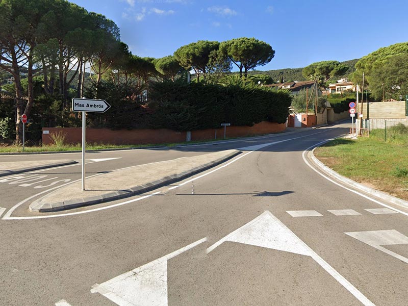 L'accés a la Urbanització Mas Ambrós de Calonge. (Foto: Google Maps).