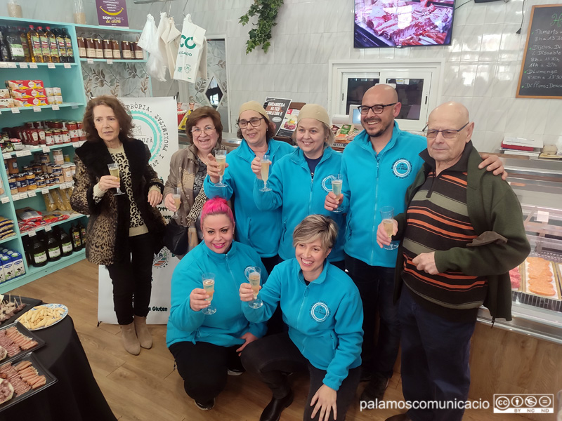 L'equip de Can Prujà, brindant amb cava pel reconeixement.