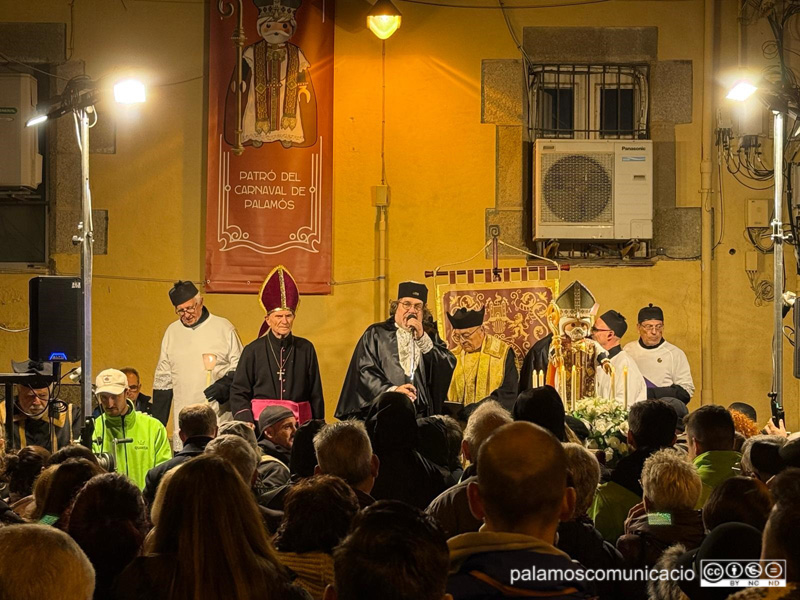 En King Tanilla, agenollat, abans de la lectura del seu testament.