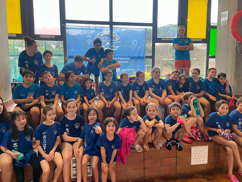 Nedadors del Club Natació Palamós a la jornada comarcal realitzada a Sant Feliu de Guíxols la passada setmana. (Foto: CN Palamós).