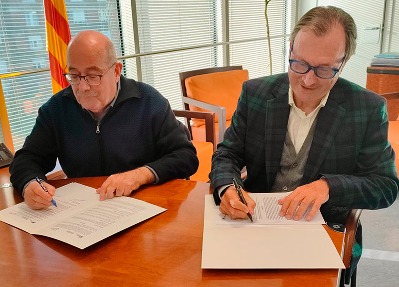 El president de Ports de la Generalitat, Manel Nadal i el president de l'ACPET, Albert Bertran, durant l'acte de signatura. (Foto: Gencat).