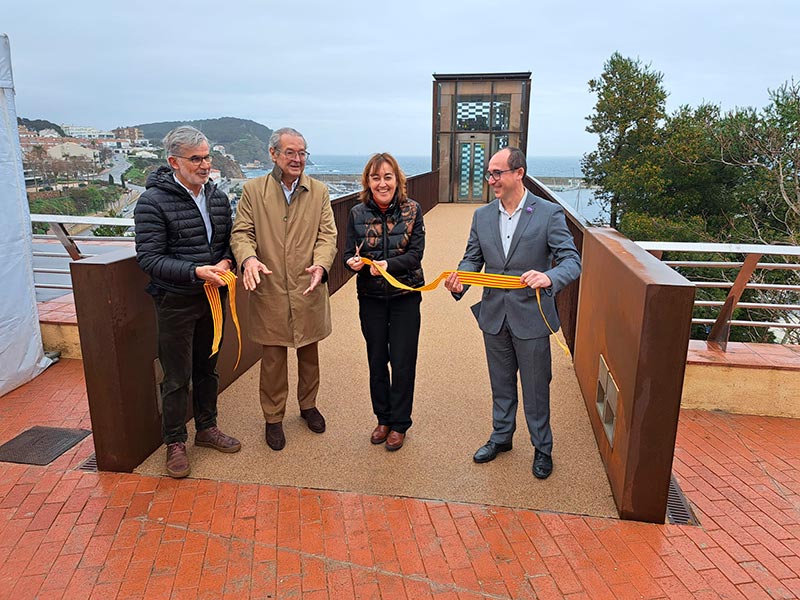 Inauguració de l'ascensor que uneix el vial del Port i la plaça del Pedró, aquest passat dissabte. (Foto: Ajuntament de Palamós).