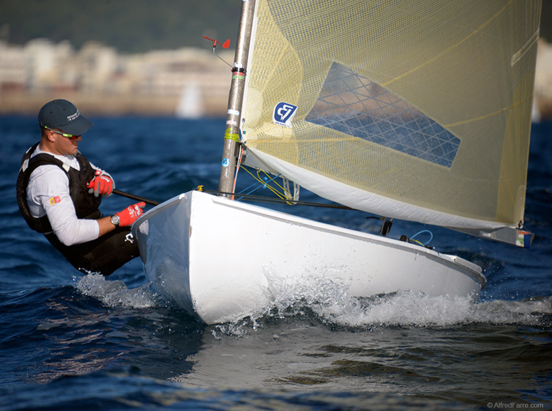 Les aigües de Palamós acolliran a partir de demà la Mediterranean Finn Cup. (Foto: Alfred Farré).