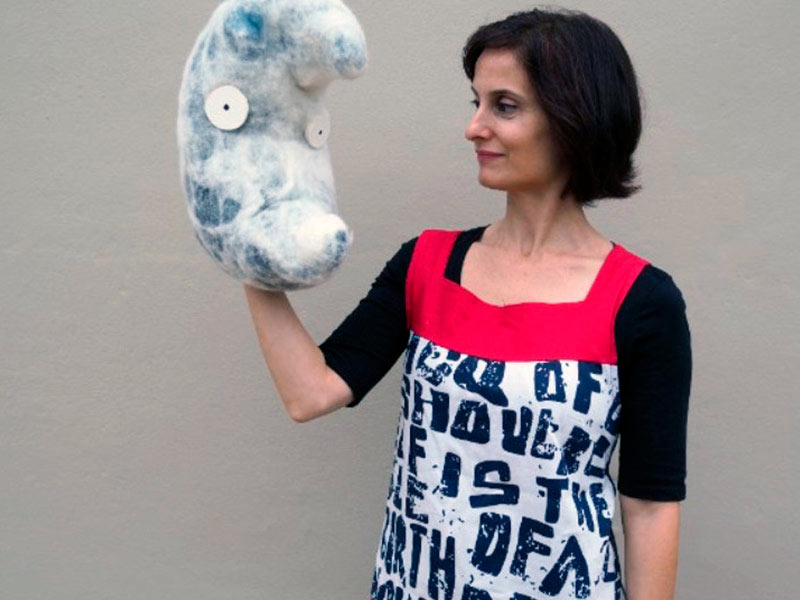 Olga Cercós condueix avui la sessió de Biblionadons. (Foto: Ajuntament de Girona).