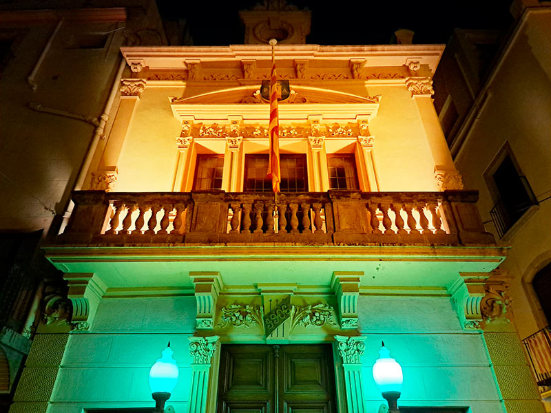 L'Ajuntament de Palamós s’il·lumina de groc per sensibilitzar sobre l’endometriosi. (Foto: Ajuntament de Palamós).