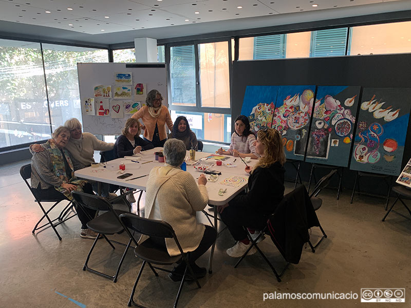 Avui s'ha començat a pintar el mural 'Amb mirada de dona', a les Galeries Carme.