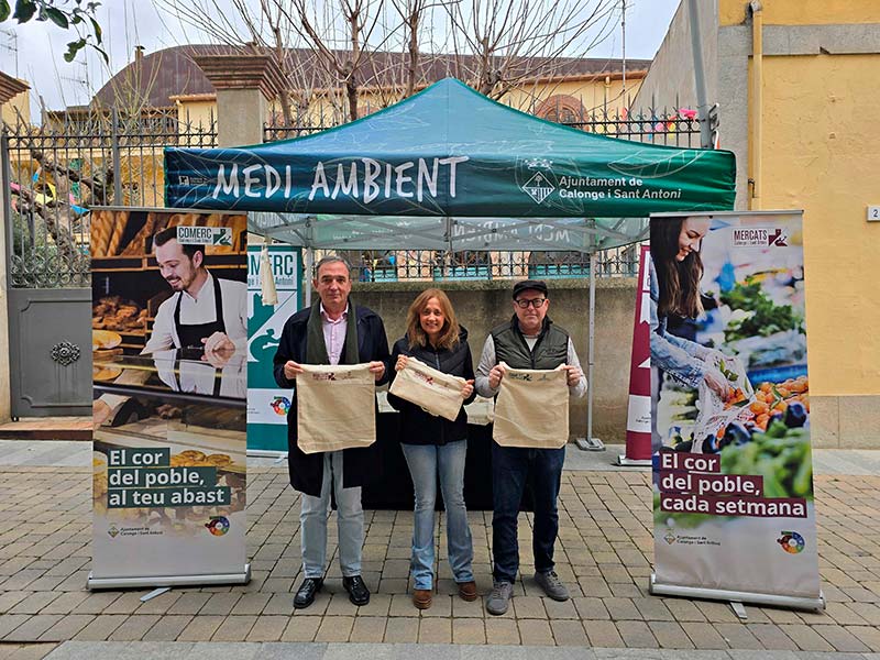 Alberto Mas, regidor de Mercats; Lídia Sánchez, regidora de Medi Ambient;  i Albert Ros, regidor de Comerç. (Foto: Ajuntament de Calonge i Sant Antoni