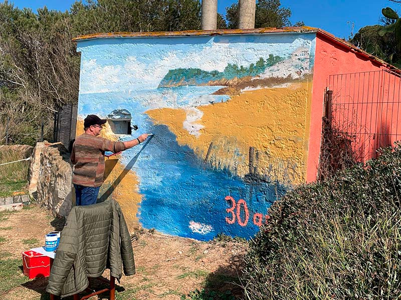 El pintor Martí Colls restaurant el mural vandalitzat mesos enrere a Castell. (Foto: Laura Valensa).
