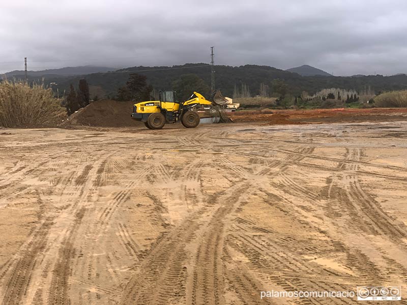 Maquinària treballant a l'aparcament de Santiago Bañeras, ahir a la tarda.
