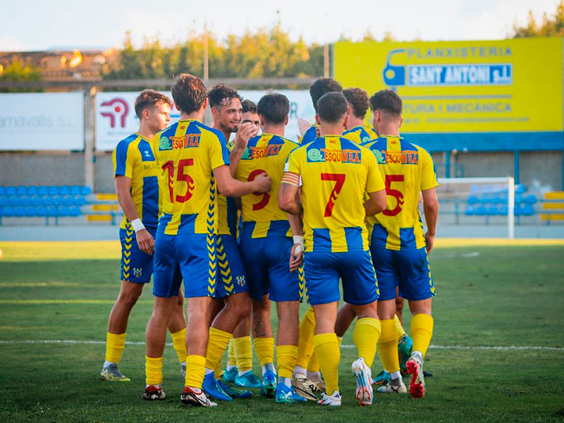 El Palamós rep demà a l'estadi al Lloret en un partit vital per la permanència. (Foto: Palamós CF - Laura Heras).