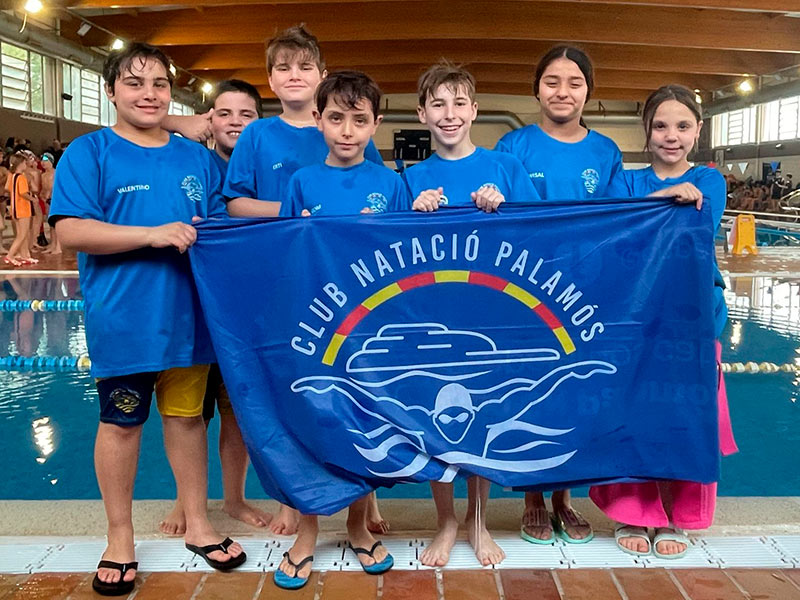 El nedadros prebenjamins i benjamins del Club Natació Palamós, aquest passat cap de setmana a Figueres. (Foto: CN Palamós).