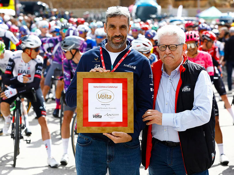 El mecànic palamosí David Fernàndez rva rebre el reconeixement de mà del director de la Volta a Catalunay, Rubèn Peris. (Foto: David Fernández).