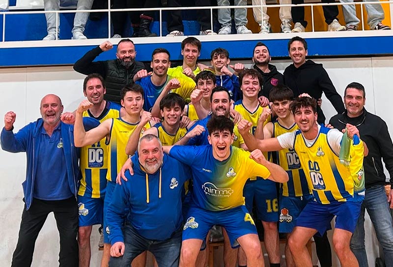 Els jugadors del sènior B del CE Palamós celebren la victòria davant el CB Vall d'en Bas. (Foto: CE Palamós).