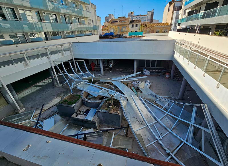 El vent va destrossar la coberta de la piscina de l'Aparthotel Ona Palamós. (Foto: CN Palamós).