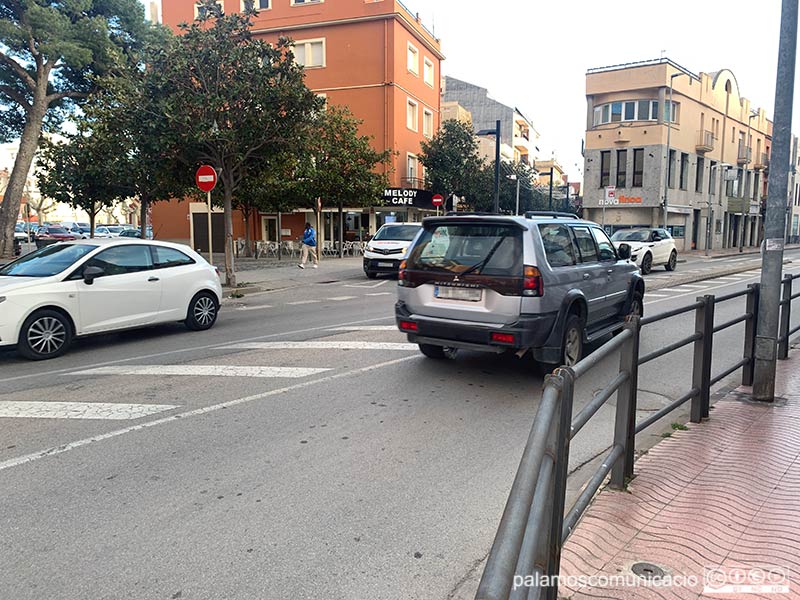 Vehicles circulant per l'Avinguda de l'11 de Setembre, ahir a la tarda.