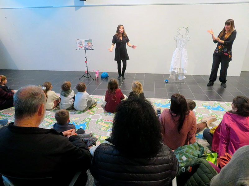 'Contes que van i volen' amb Laura Asensio, avui a la Biblioteca. (Foto: Ajuntament de Palamós).