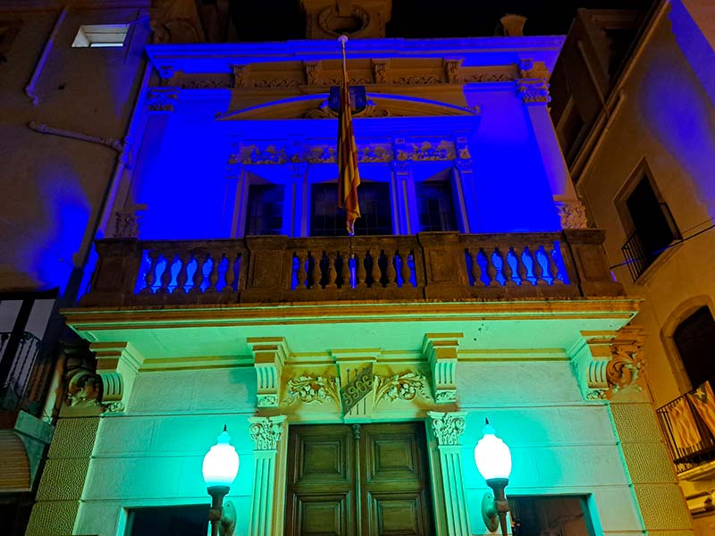 La façana de l’Ajuntament il·lumiinada de blau amb motiu del Dia Mundial de l'Autisme. (Foto: Ajuntament de Palamós).