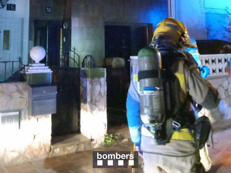 L'incendi es va produir en una casa del carrer de Remigi Robau i Morató. (Foto; Bombers Generalitat).