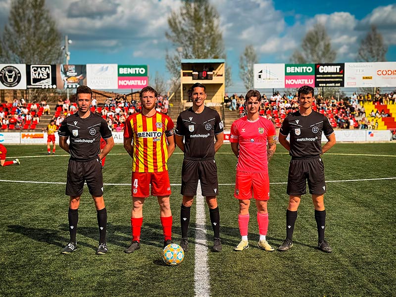El Palamós va perdre ahir a Manlleu i té molt complicada la salvació. (Foto: Palamós CF - Laura Heras).