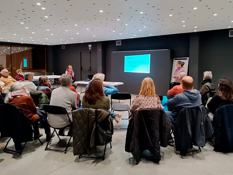 Imatge d'arxiu d'una reunió veïnal a les Galeries Carme. (Foto: Ajuntament de Palamós).