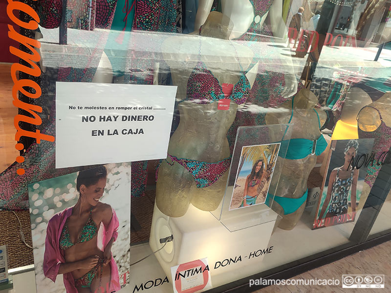 Un dels cartells dissuasoris en una botiga del carrer de Cervantes de Palamós.