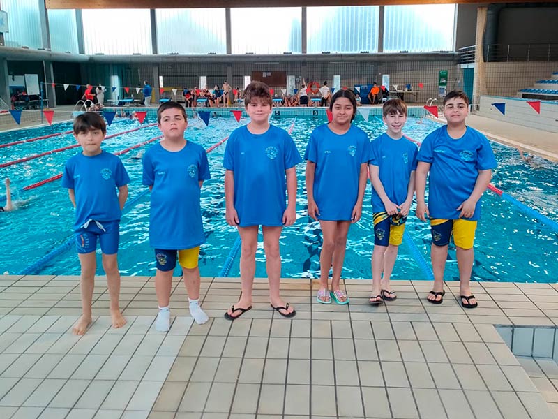 Imatge dels nedadors benjamins del CN Palamós, aquest passat cap de setmana a Banyoles. (Foto: CN Palamós).