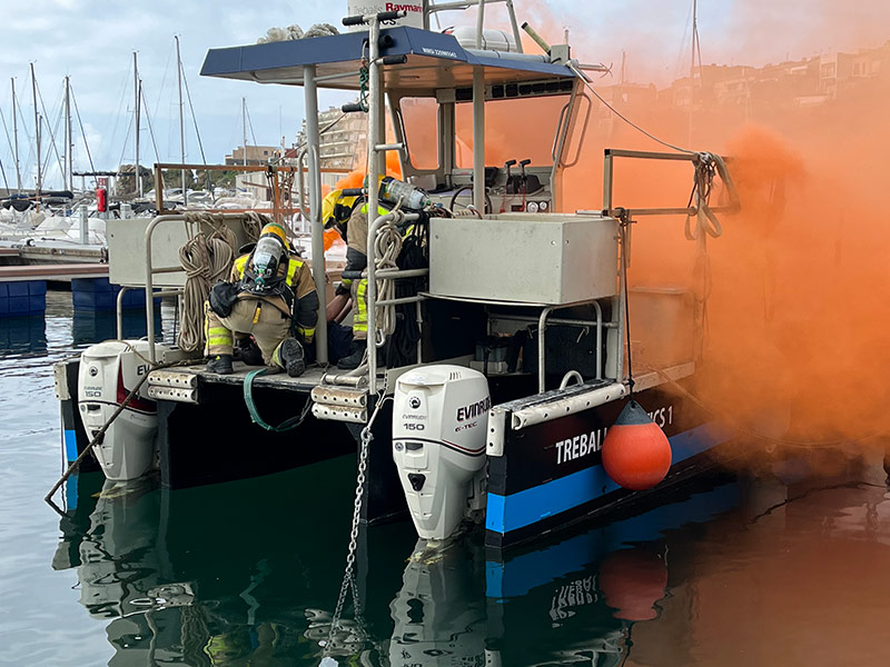  Simulacre d'incendi en una embarcació d'esbarjo al port esportiu Marina Palamós. (Foto: Generalitat de Catalunya).