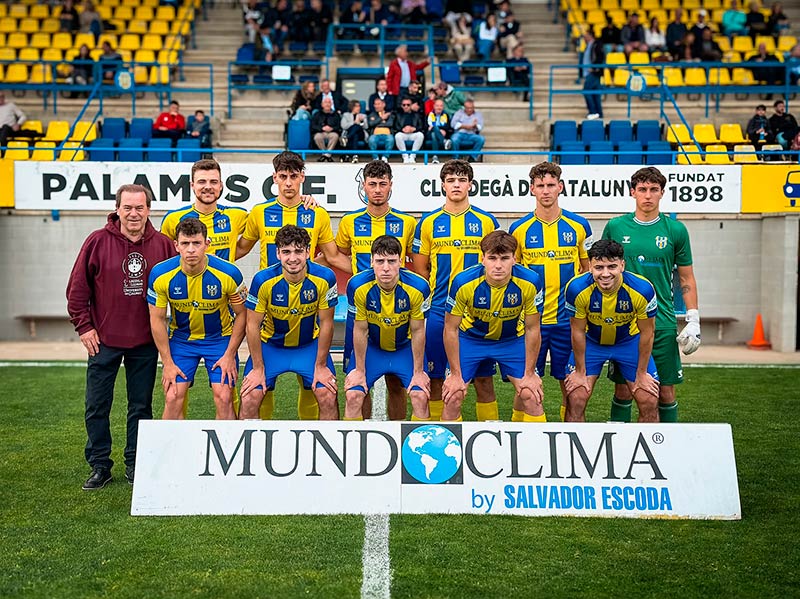 L'onze inicial del Palamós en el partit disputat davant el Vilanova. (Foto: Palamós CF - Laura Heras).