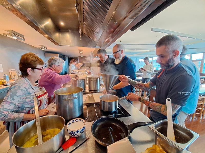 Taller d’elaboració de la recepta “L’Escudella de Palamós”. (Foto: Ajuntament de Palamós).