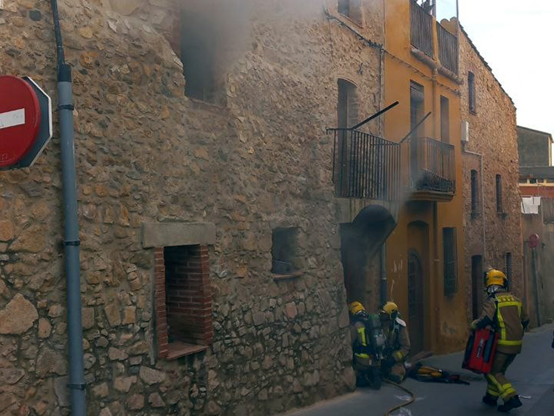 Bombers extingint el foc a la casa de Sant Joan. (Foto: Bombers de la Generalitat).