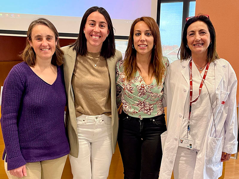 Irene Céspedes i Fátima Fernández, al centre, premiades a la 6a jornada de recerca de residents. (Foto: SSIBE).