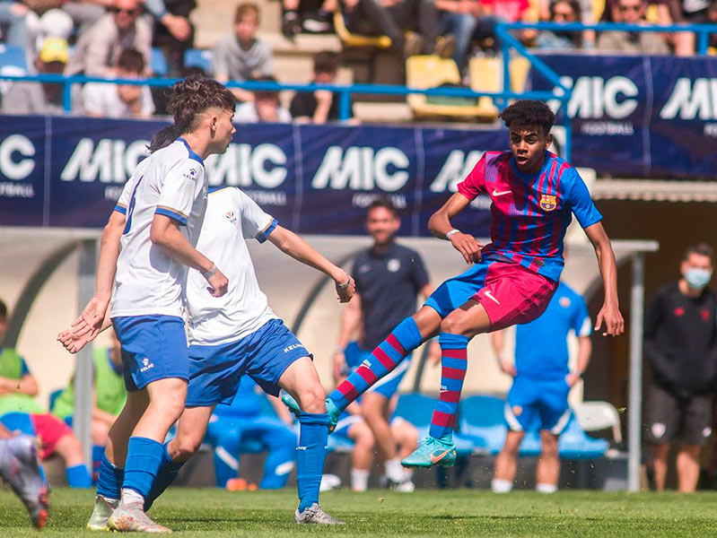 El jugador del Barça, Lamine Yamal, jugant a Palamós un partit del MIC, l'any 2022. (Foto: MICFootball).
