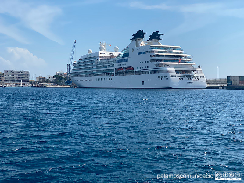 El Seabourn Sojourn en una anterior estada al port de Palamós.