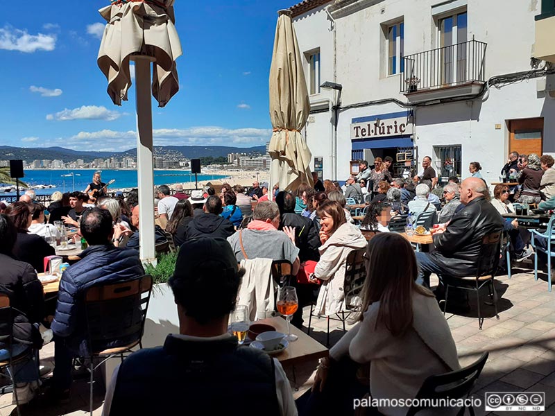 La Plaça Murada de Palamós plena de gom a gom aquest passat diumenge a l'hora del vermut.