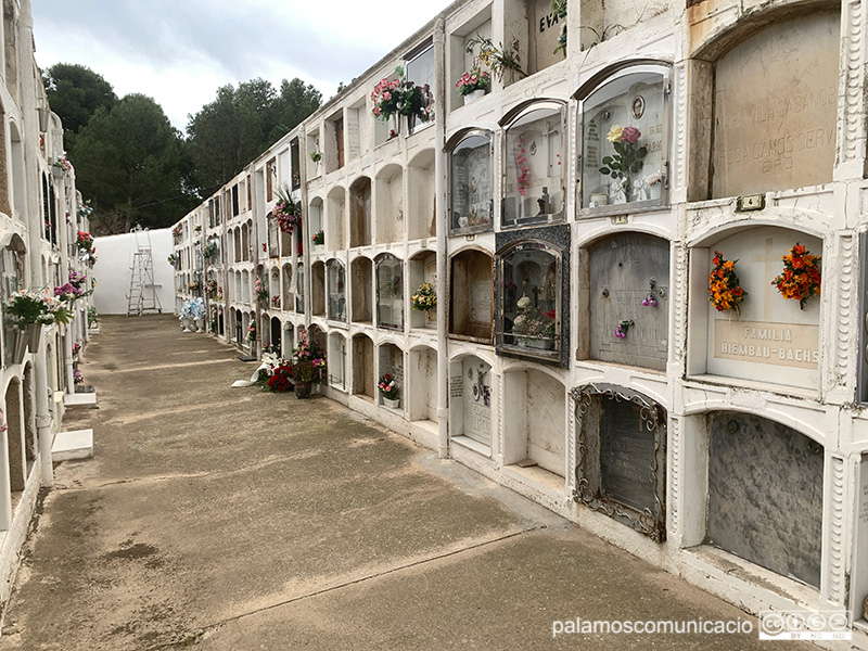 Un passadís de columbaris del Cementiri de Palamós.