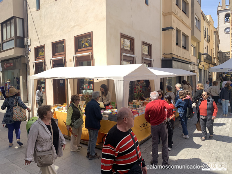 Parada de Finestres davant la seva llibreria al carrer Major de Palamós.