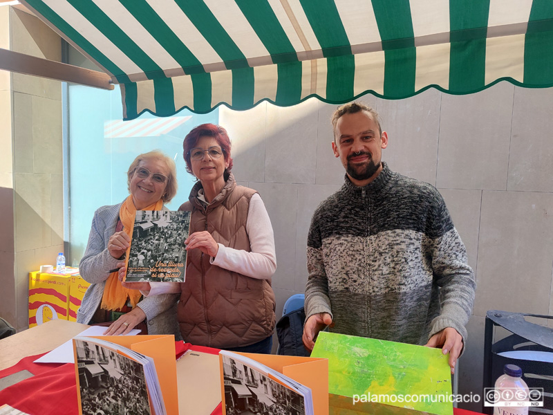 Isabel Martí, al mig, entre Maria Leiva i Roger Farrarons, a la parada de Sant Jordi.