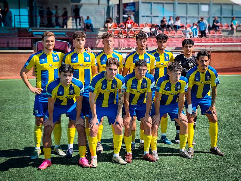L'onze inicial del Palamós en el partit disputat al camp de La Pobla de Mafumet. (Foto: Palamós CF - Laura Heras).