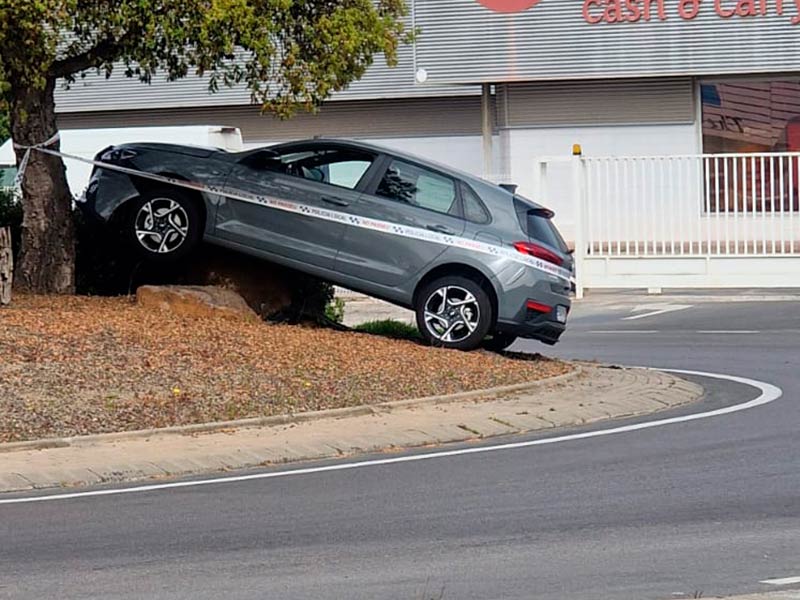 El cotxe accidentat a la rotonda de la benzinera de Sant Joan. (Foto: Marcos Terol).