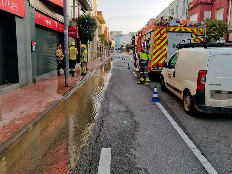 La fuita d'aigua es va produir a l'Avinguda del President Companys. (Foto: Enric Marsal).