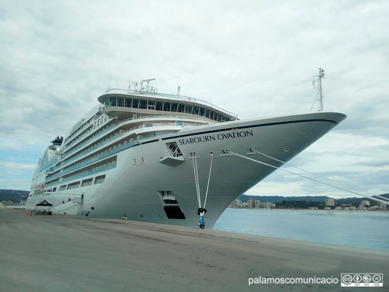 El Seabourn Ovation fa escala a Palamós aquest diumenge.