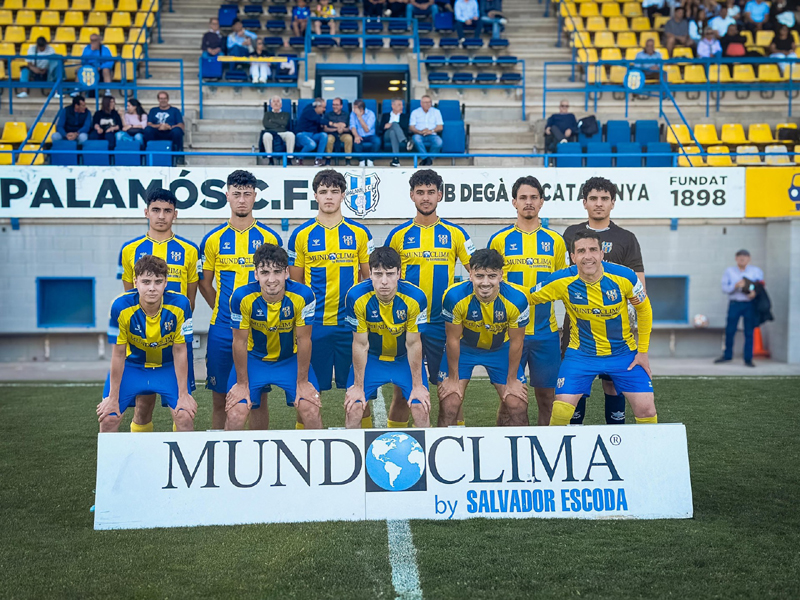 L'onze inicial del Palamós CF davant el Vilafranca FC. (Foto: Palamós CF - Laura Heras)