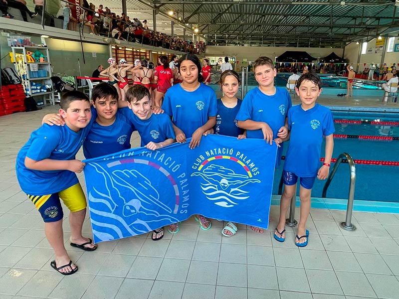 Ens nedadors benjamins i prebenjamins del CN Palamós, aquest passat cap de setmana a Vic. (Foto: CN Palamós).
