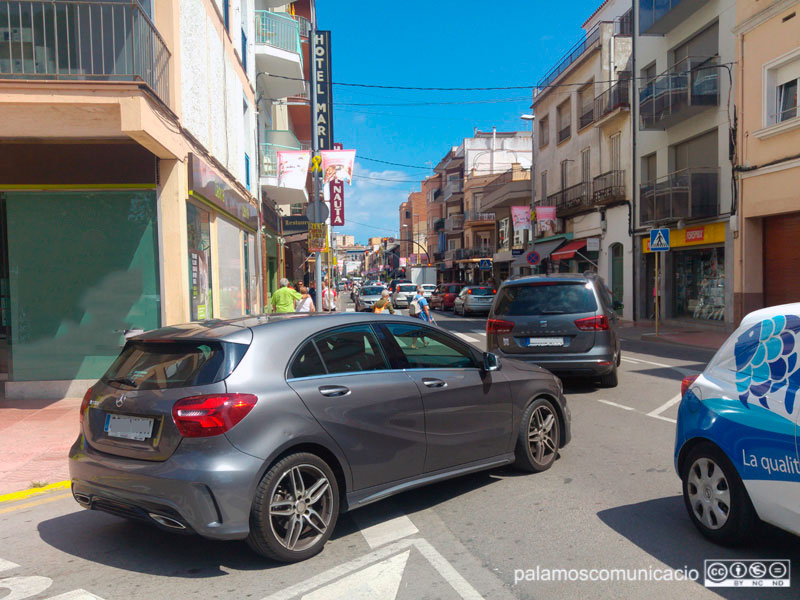 Un dia d'estiu amb molta circulació de cotxes a Palamós.